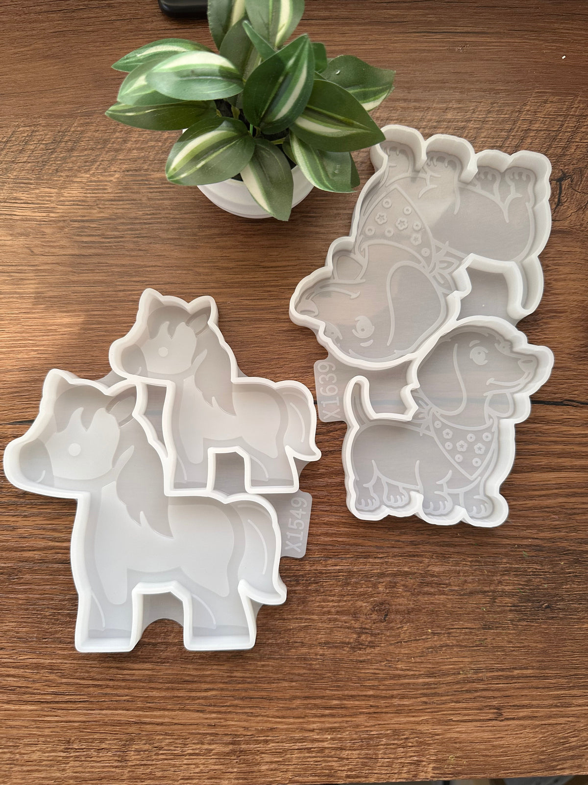 Cast'N'Clay silicone horse mold kit in large and medium sizes